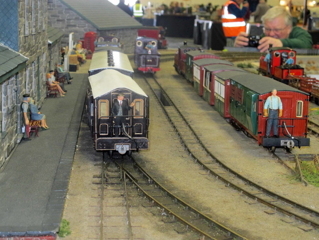 16mm model railway